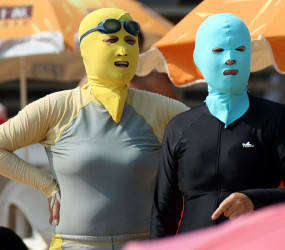 Маски фейскини (Face-kini) набирают популярность на пляжах Китая