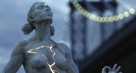 Необычная скульптура медитирующей женщины в Нью-Йорке