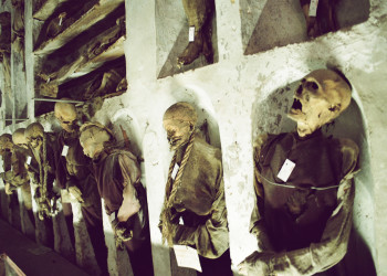 Для привлечения паломников в Палермо особенно святого монаха мумифицировали в Катакомбах капуцинов – фотографии Италии