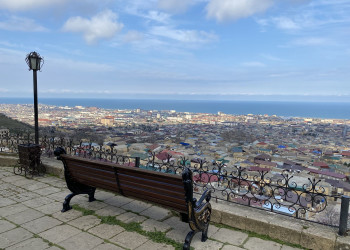 Нарын-Кала, скамейка перед входом с шикарным видом на Дербент – фотографии России