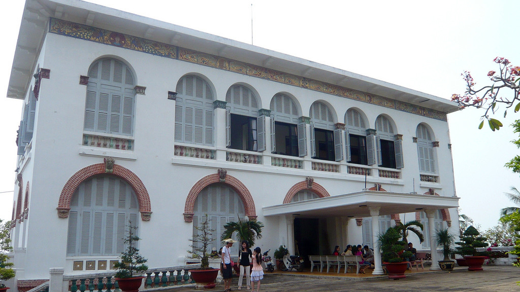 Бать-Динь (Bach Dinh) или Белый Дворец – фотографии Вьетнама