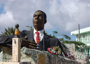 Памятник – отцу нации сэру Вере Корнуоллу Бёрду – фотографии Антигуа и Барбуды