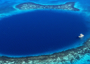 Большая голубая дыра Белиза с яхтой – фотографии Белиза