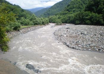 Река в Ткуарчал, Абхазия – фотографии Абхазии