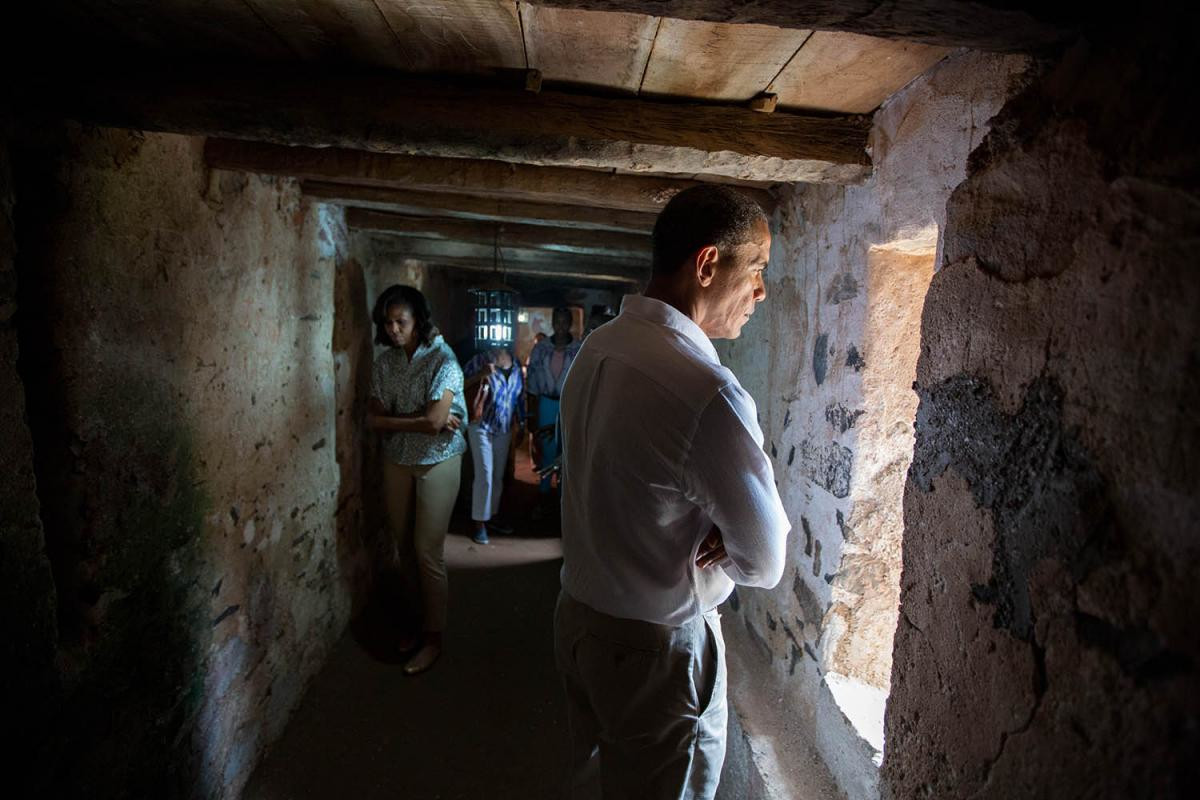 Господа стояли на балконе Дома рабов в Сенегале во время торгов, рассматривая рабов и называя цену – фотографии Сенегала