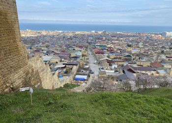 Вид на Дербент со стороны стены крепости – фотографии России