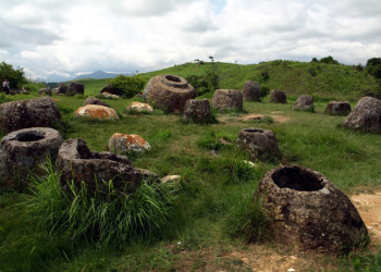 Разбросанные каменные кувшины. Долина кувшинов. Лаос – фотографии Лаоса