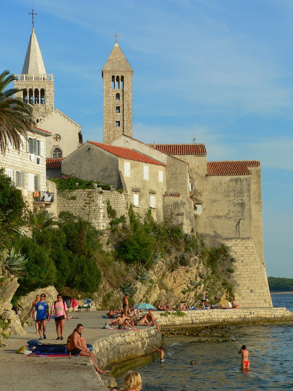 Люди на набережной в Раб, Хорватия. Фото 4 – фотографии Хорватии