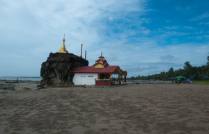 Храм на валуне известняка – фотографии Мьянмы