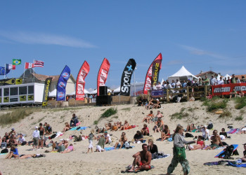 Люди на пляже в Лакане, Франция – фотографии Франции