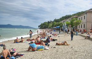 Люди на пляже в Мощеничка-Драга, Хорватия – фотографии Хорватии