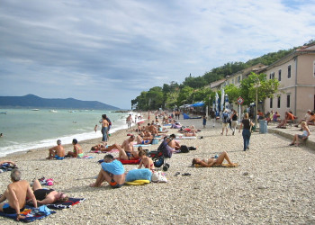 Люди на пляже в Мощеничка-Драга, Хорватия – фотографии Хорватии