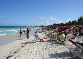 Люди на пляже в Сен-Мартене. Фото 1 – фотографии Сен-Мартена