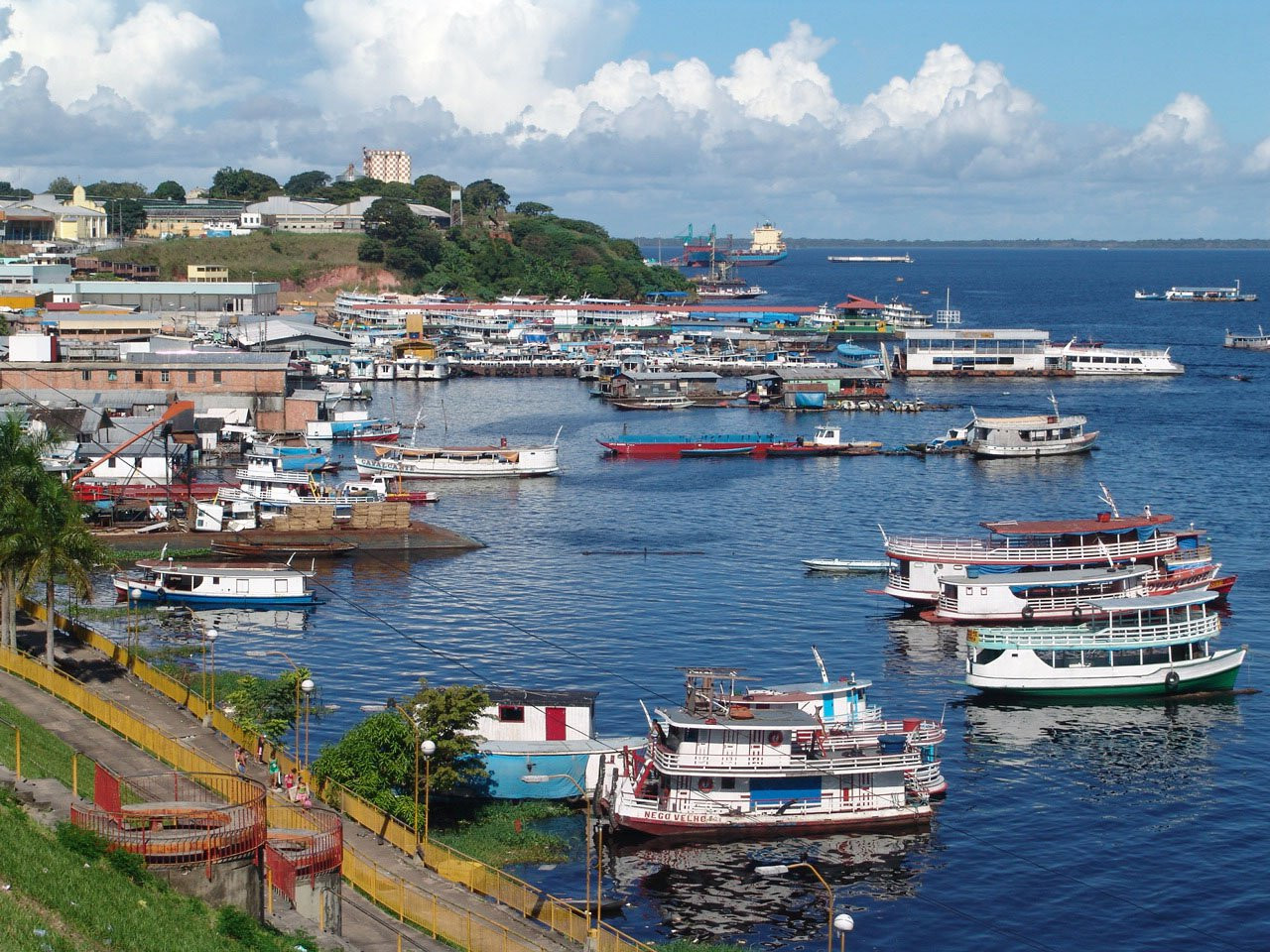 Катера в Манаусе, Бразилия – фотографии Бразилии
