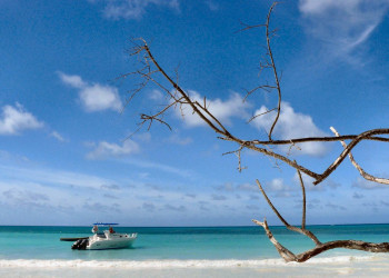 Лодка на острове Праслин, Сейшелы. Фото 1 – фотографии Сейшельских островов