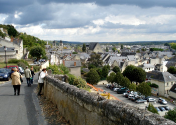 Туристы в Шиноне, Франция – фотографии Франции