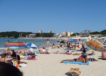 Люди на пляже в Китене, Болгария – фотографии Болгарии