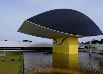 Музей Оскара Нимейера (Museu Oscar Niemeyer) в городе Куритиба – фотографии Бразилии