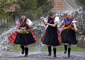 Пасхальные обливания водой – фотографии Венгрии