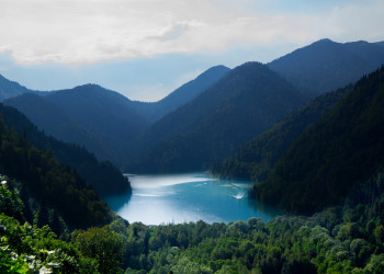 Озеро Рица с высоты. Абхазия – фотографии Абхазии