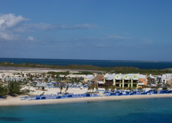 Вид на Гранд-Тёрк (Grand Turk) с круизного лайнера – фотографии Тёркс и Кайкос