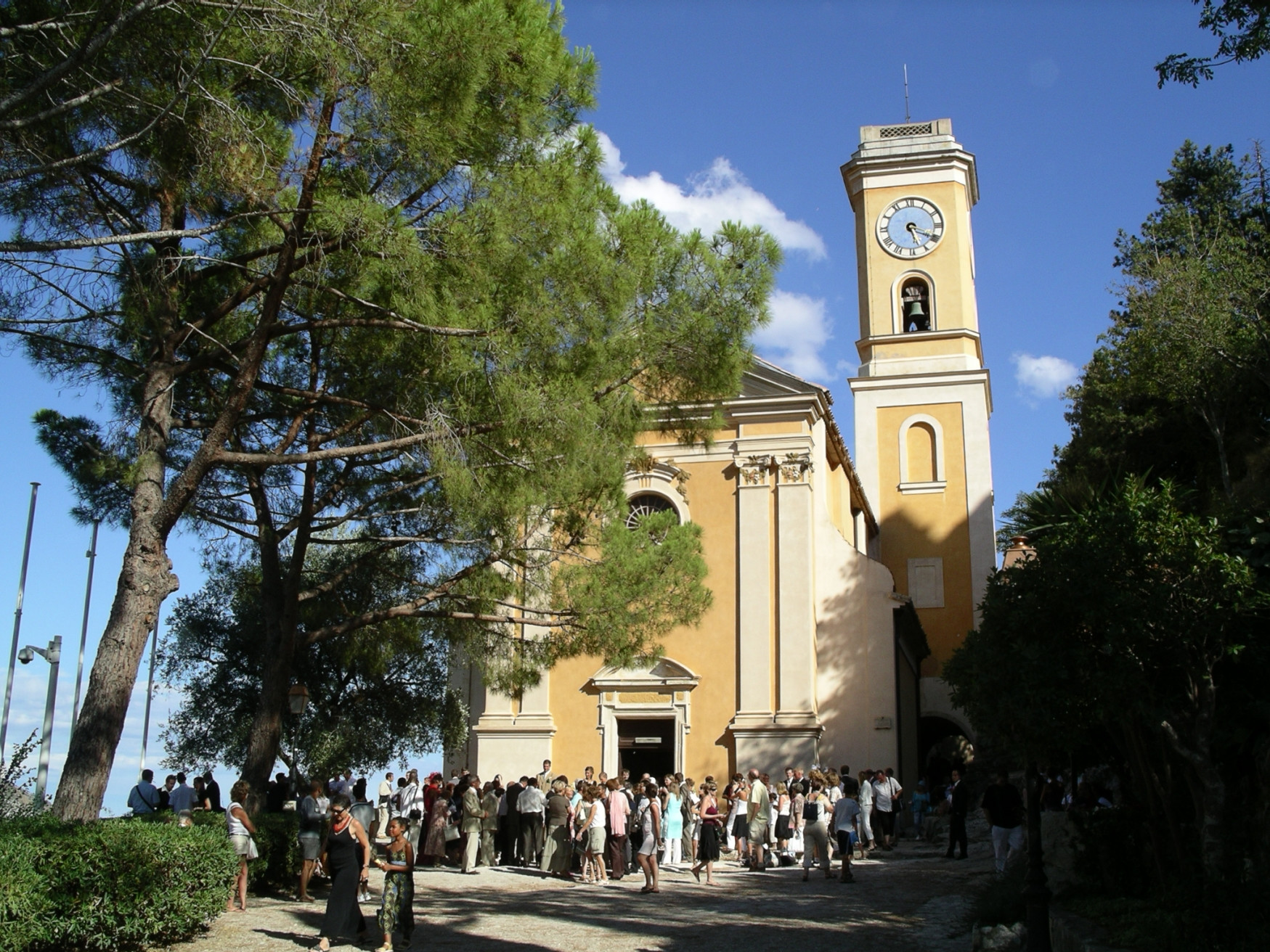 Туристы в Эз, Франция – фотографии Франции