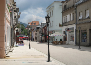 Улица в Цетине, Черногория – фотографии Черногории