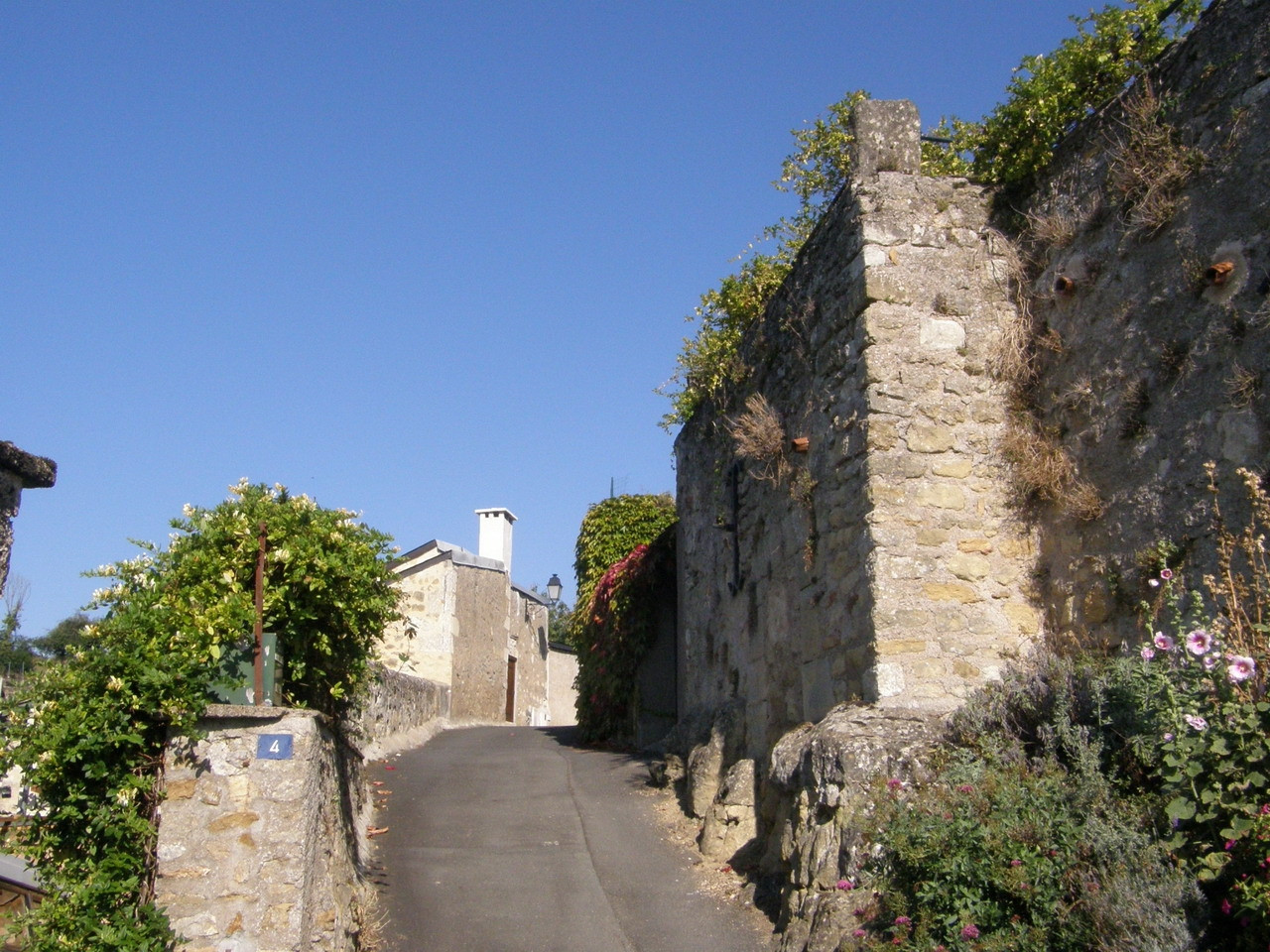 Улица в Шиноне, Франция. Фото 1 – фотографии Франции