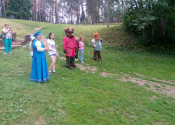 Мишка развлекает туристов в селе Кукобой – фотографии России