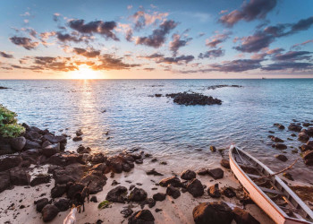 Лодка на берегу Индийского океана. Маврикий – фотографии Маврикия