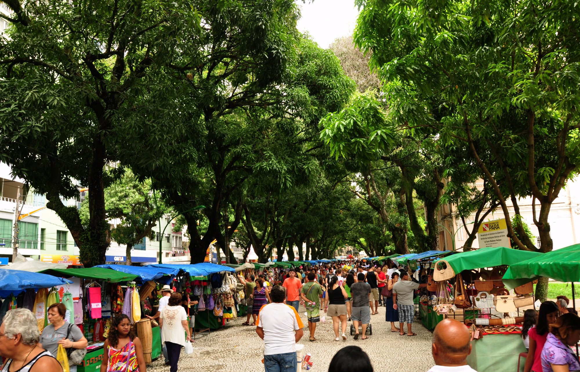 Многолюдный сквер на площади Республики в Белене, Бразилия – фотографии Бразилии