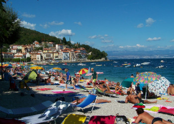 Туристы на пляже в Мощеничка-Драга, Хорватия – фотографии Хорватии