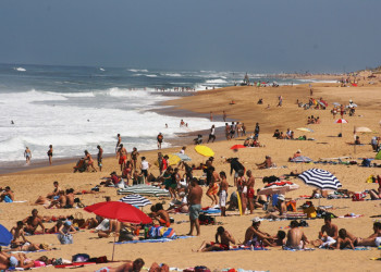 Туристы на пляже в Оссегоре, Франция – фотографии Франции