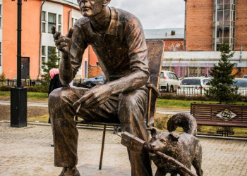 Памятник Леониду Гайдаю в Иркутске, Россия – фотографии России