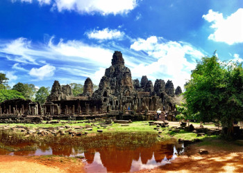 Исторический храм Байон (Bayon) в городе Сиемреап, Камбоджа – фотографии Камбоджи