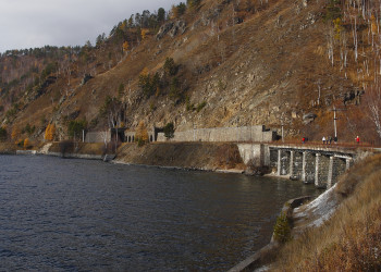 Кругобайкальская железная дорога идёт вдоль побережья Байкала – фотографии России