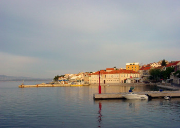 Дома на набережной в Бол, Хорватия. Фото 4 – фотографии Хорватии