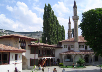 Возле Ханского дворца, Бахчисарай (Bakhchysarai), Крым – фотографии России