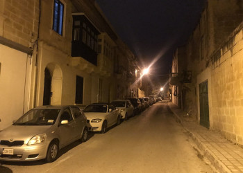 Ночные улочки в районе залива Баллута, Мальта – фотографии Мальты