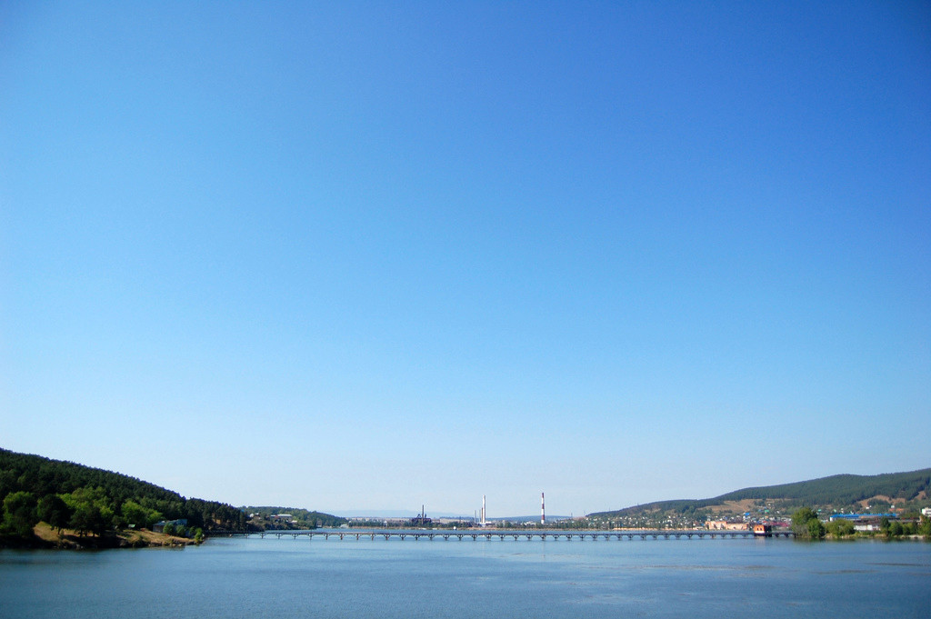 Деревянный полукилометровый пешеходный мост в Белорецке – фотографии России