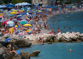 Люди на пляже в Мощеничка-Драга, Хорватия. Фото 4 – фотографии Хорватии