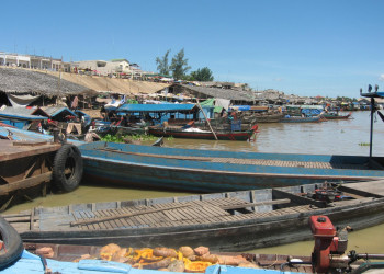 Лодки в Кампонгтхоме, Камбоджа – фотографии Камбоджи