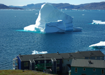 Смотришь в окно...а мимо проплывает айсберг....круто – фотографии Гренландии