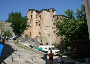 Улица в Корте, Франция – фотографии Франции