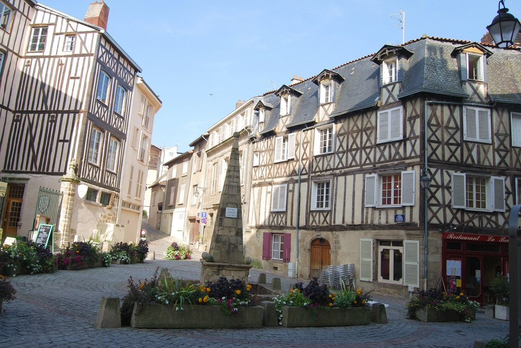 Памятник в Лиможе, Франция – фотографии Франции