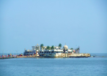 Мечеть Хаджи Али (Haji Ali Dargah) в Мумбае, Индия – фотографии Индии