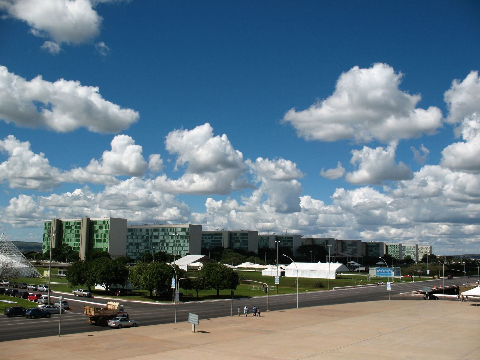 Улица в Бразилиа, Бразилия – фотографии Бразилии