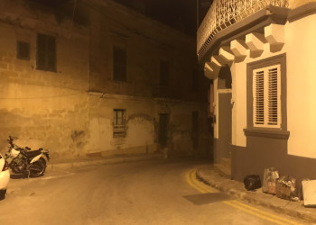 Ночные улочки в районе залива Баллута на Мальте – фотографии Мальты