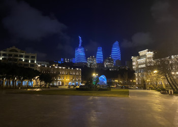 Вид с набережной на Пламенные башни в Баку – фотографии Азербайджана