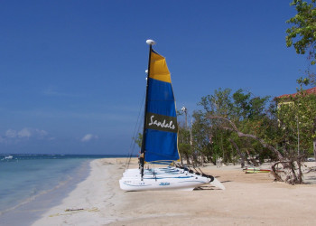 Парусник на пляже в Уайтхаусе, Ямайка – фотографии Ямайки